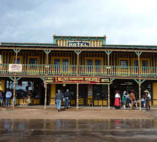 Restaurant- und Einkaufsstraße