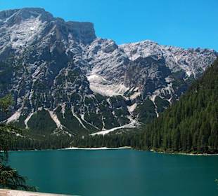 Schön in die Berge eingebettet