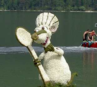 Maus beim Bootskorso in Altaussee