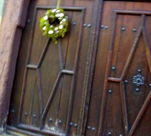 Schwere Holztüren als Eingang