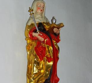 Schöne Heiligenfiguren an der Wand