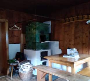 Kleine Stube mit Kachelofen