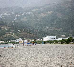 Strand mit Blick auf den Ort
