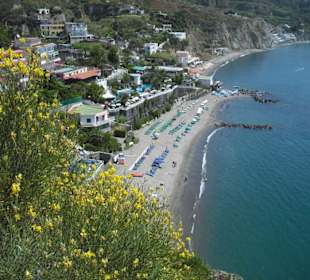 Im Hintergrund der Maronti-Strand