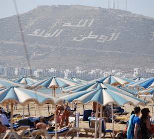 Der Badestrand in Richtung Hafen