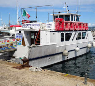 Ausflugsschiffe zur Neptunsgrotte im Hafen Alghero