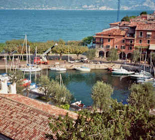 Blick auf den kleinen Hafen von Torri