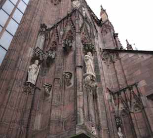 Statuen an der Außenwand