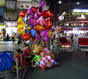 Auf dem Night Markt in Hanoi unterwegs
