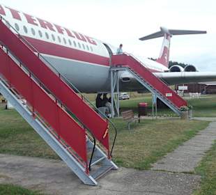 Flugzeug neben Hotel Schwalbennest