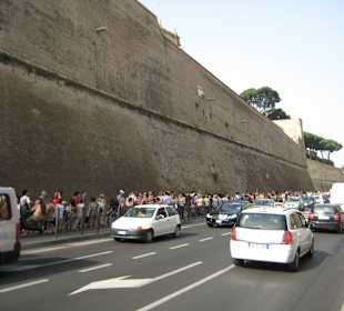 Warteschlnage vorm Eingang