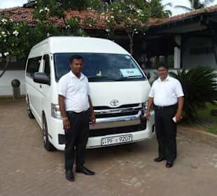 Upali (rechts) mit seinem Fahrer