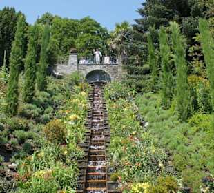 Kaskada wodna a na górze taras widokowy