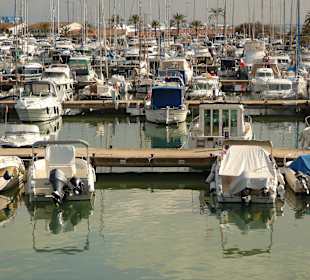 Großes Yachthafen-Areal