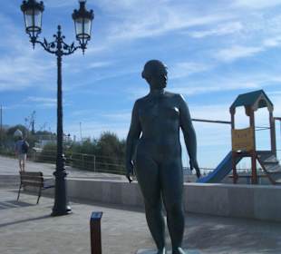 Skulptur an der Strandpromenade