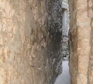 Vrbnik: Klančić, eine der engsten Straßen der Welt