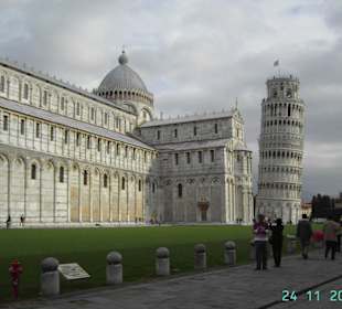 Kirche und schiefer Turm