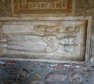 Grabmal im Kreuzgang der Kathedrale