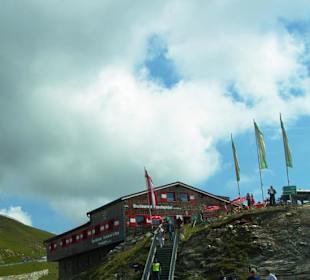 Großer Parkplatz mit Restaurant