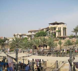 Hinten: Rutschturm (Ringrutschen)