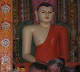 Buddha in der alten Tempelanlage