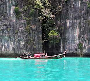 von Felsen umschlossene Bucht