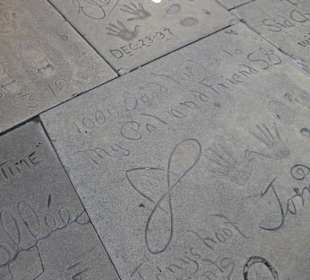 Handabdrücke und Unterschrift in Beton