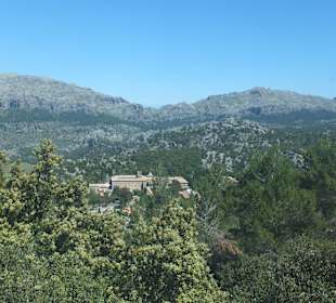 Blick auf die Klosteranlage und die Berge