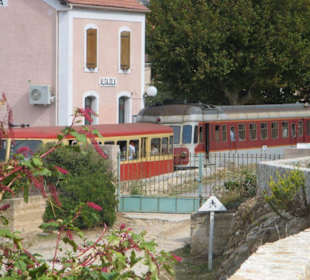 Bahnhof von Algajola mit Zug