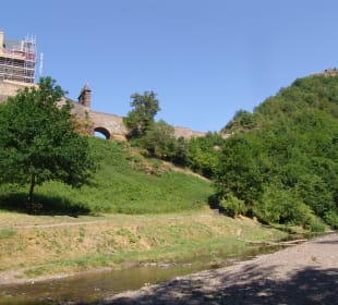 Blick vom Eltzbach auf die Burg