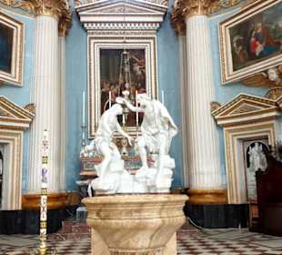 Statue und tolle Gemälde