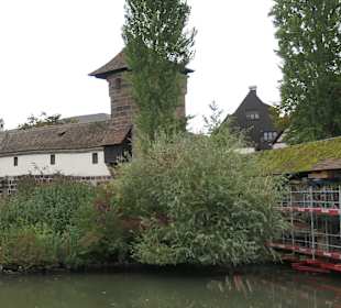 Rechts der eingerüstete Henkersteg