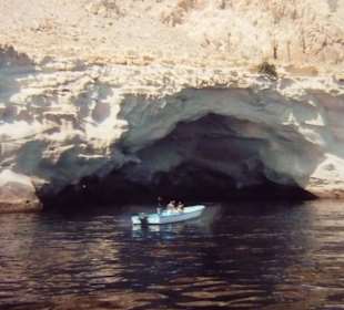 Eine Höhle an Küsten von Musandam
