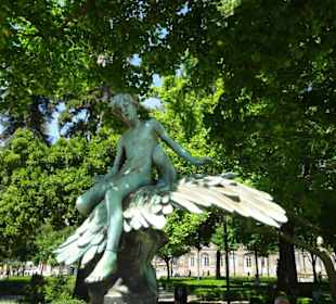 Eine der vielen Statuen des kleinen Parks