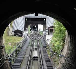 Einfahrt in die Bergstation mit Blick ins Tal