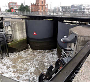 Einströmen des Wassers in die Schleusenkammer