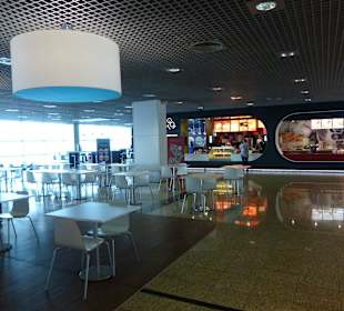 Level 3: Pizza Hut & Cafe/Konditorei-Theke