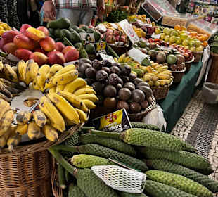 Exotische Blumen und Früchte auf dem Markt...