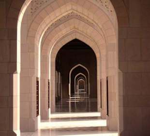 Moschee von Muscat - Boegen und Schattenspiel