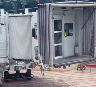 Brücke kommt ans Flugzeug ran