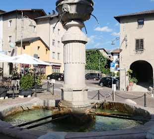 Brunnen auf der Piazza Venezia in Levico Terme