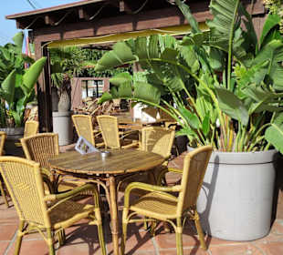 Sitzplätze auf der Terrasse des Camp-Gourou