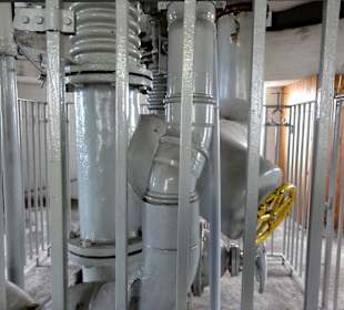 Druckleitungen unter dem Reservoir