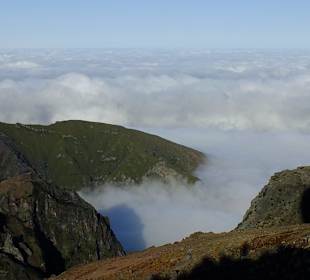 Die Küste liegt unter Wolken