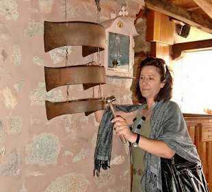 Reiseleiterin Regina am Klangspiel