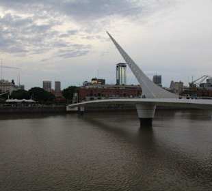 Drehbare Fussgängerbrücke im ehemaligen Hafen
