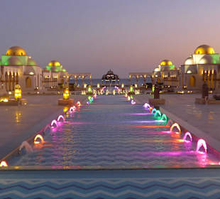 Arrival-Piazza direkt neben dem Hotel. 