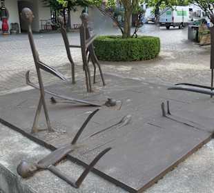 Die acht Stahlfiguren vom Kunstwerk Vertschaupet