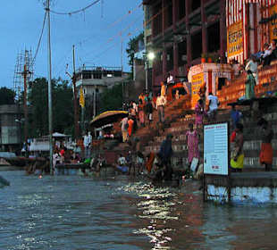 Widok na ghaty z Gangesu