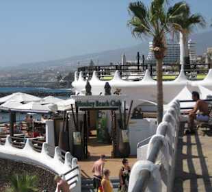 Monkey-Bar direkt am Strand gegenüber dem Hotel